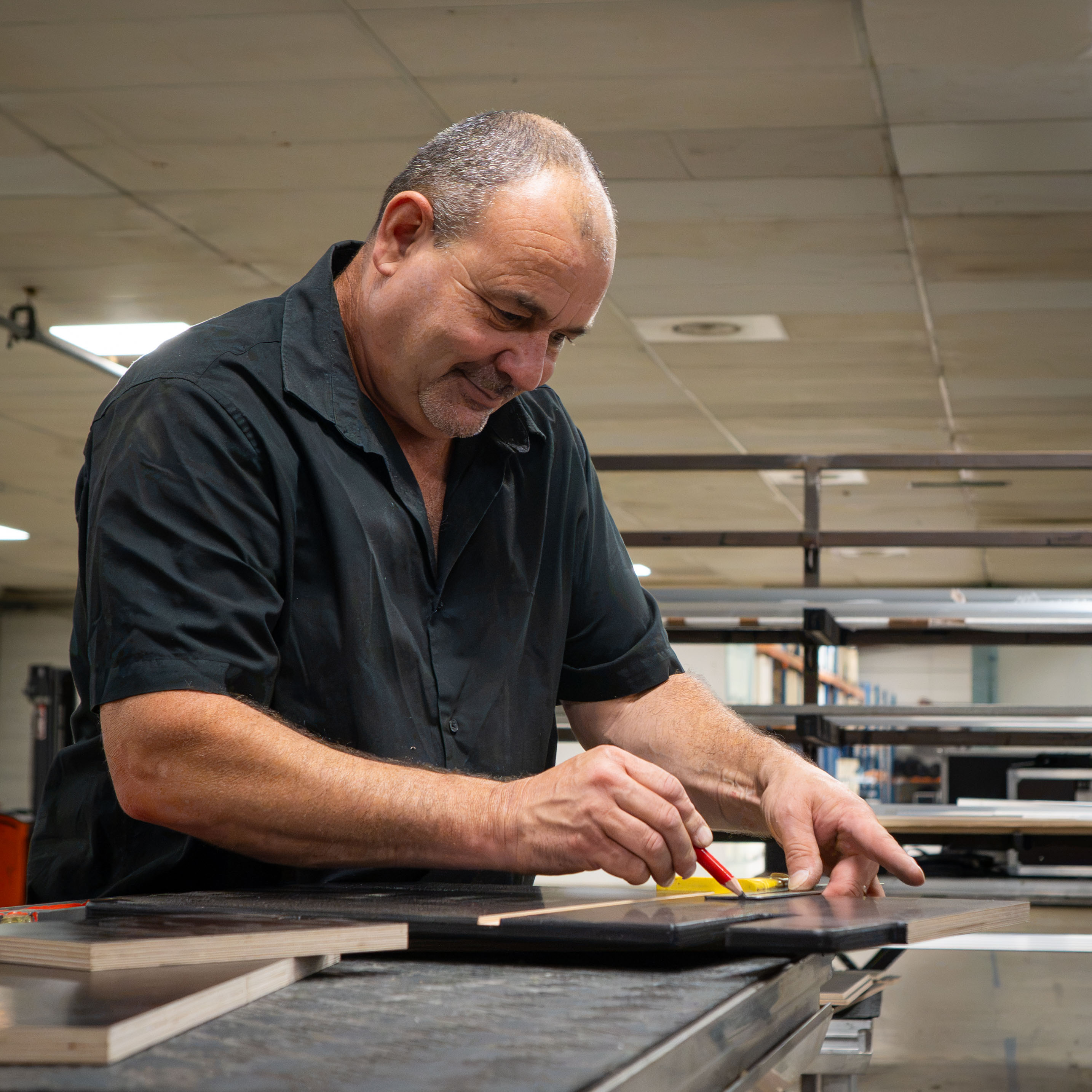 Découpe numérique d'un panneau de contreplaqué pour flight case sur machine CNC
