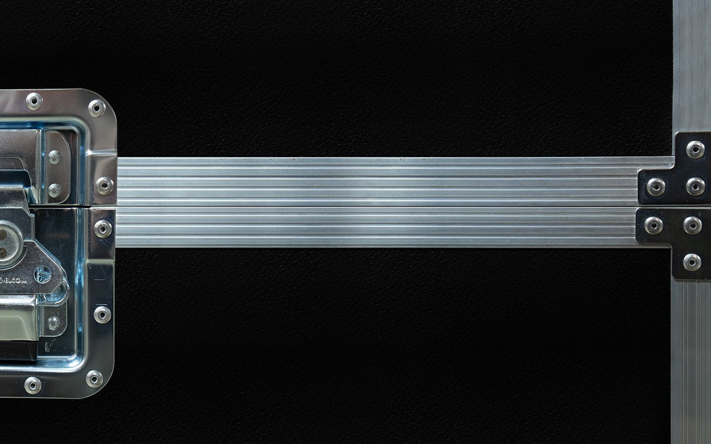 Détail ferrure flight case M.Cases