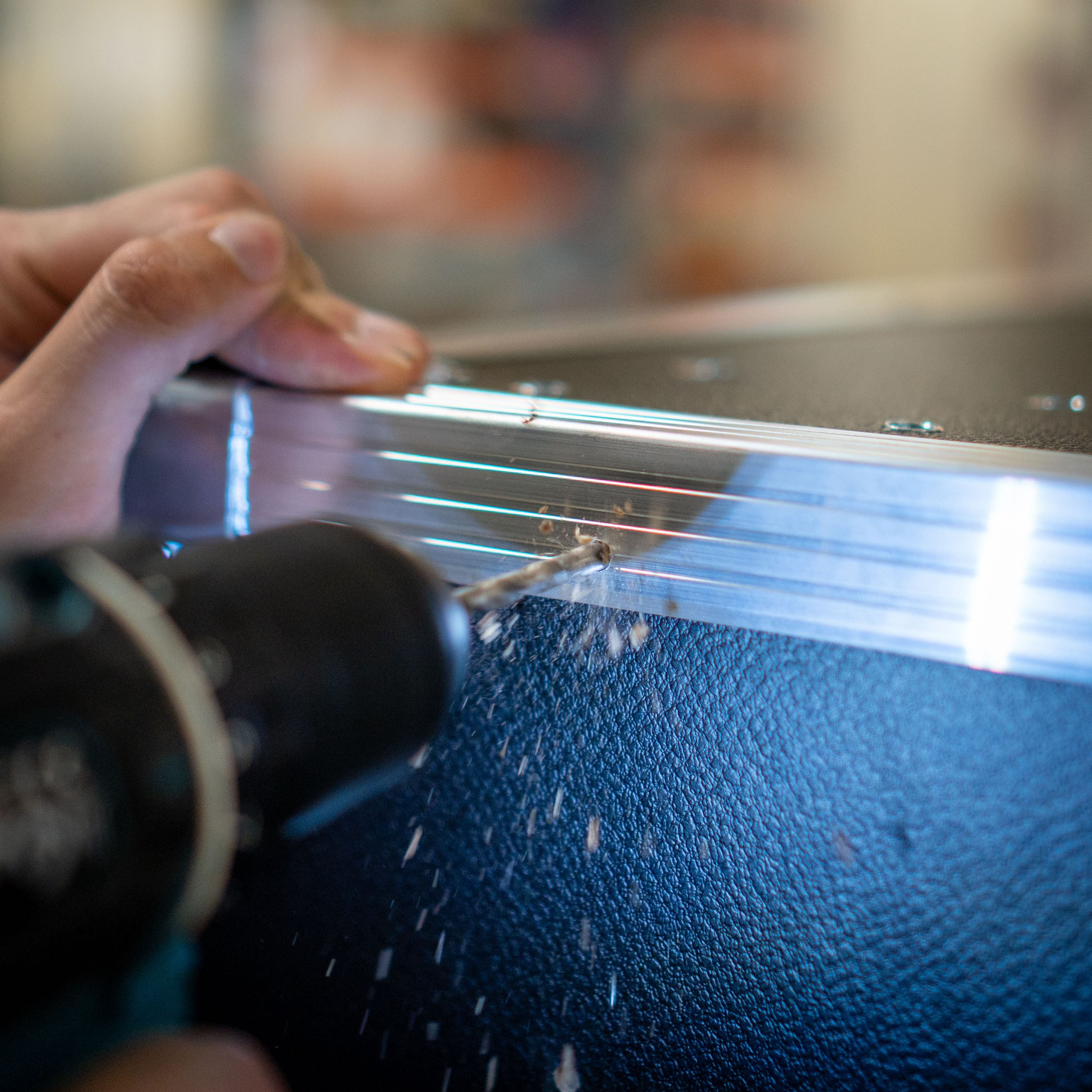 Zoom sur le perçage d'une cornière aluminium de flightcase